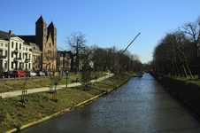 900771 Gezicht op de Stadsbuitengracht te Utrecht, vanaf de Marga Klompébrug, met links het Willemsplantsoen en de ...